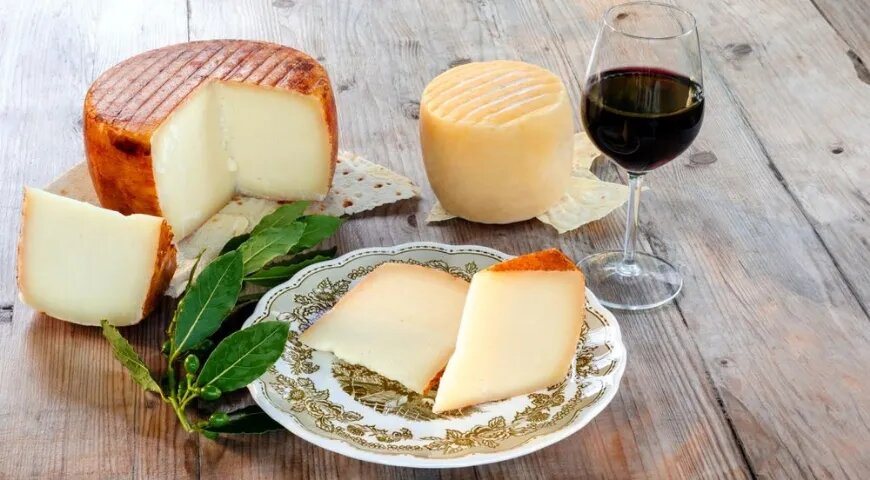   Жители Сардинии часто употребляют сыры местного производства из овечьего и козьего молока (Shutterstock/FOTODOM)