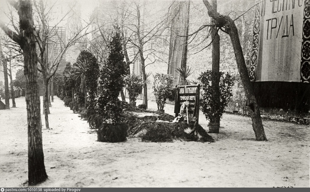 Могилы жертв революции (фото из интернета)