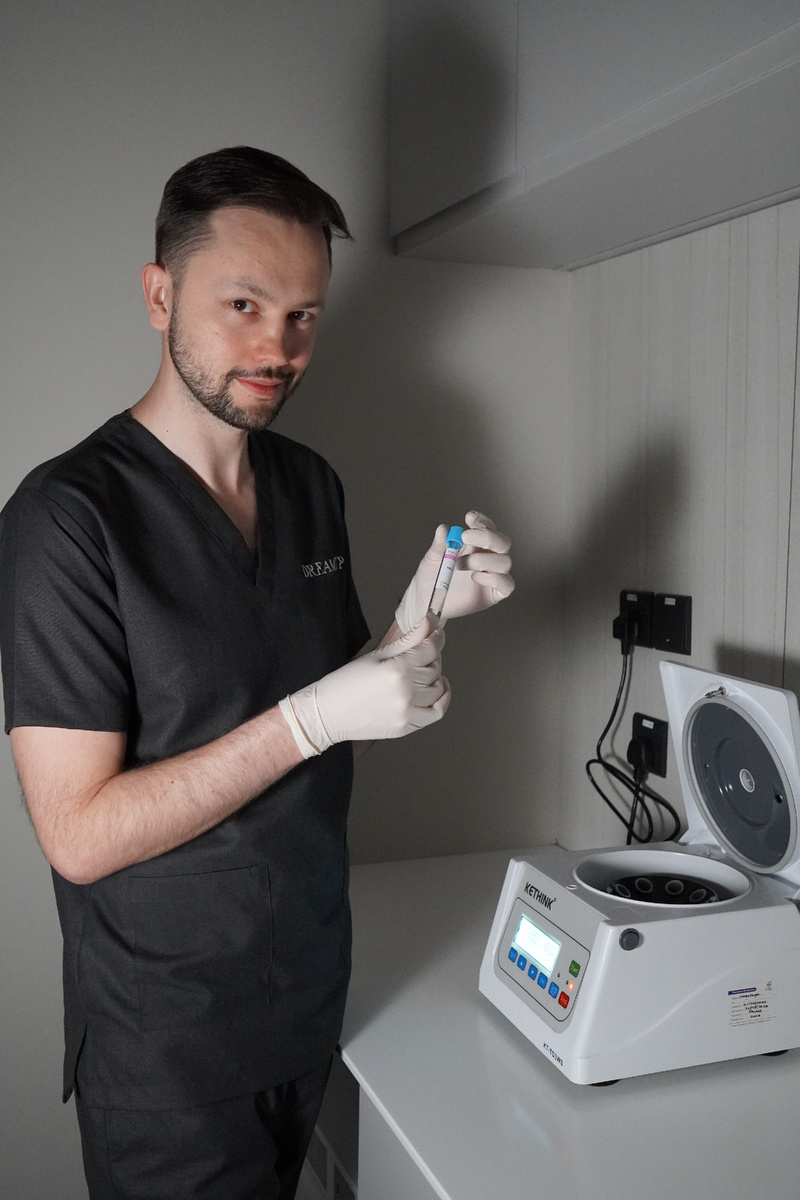 На фото я во время процедуры плазмолифтинга, держу в руках пробирку для забора крови.
