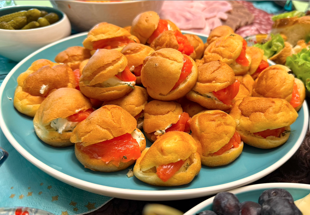 профитроли с творожным сыром и с/с форелью