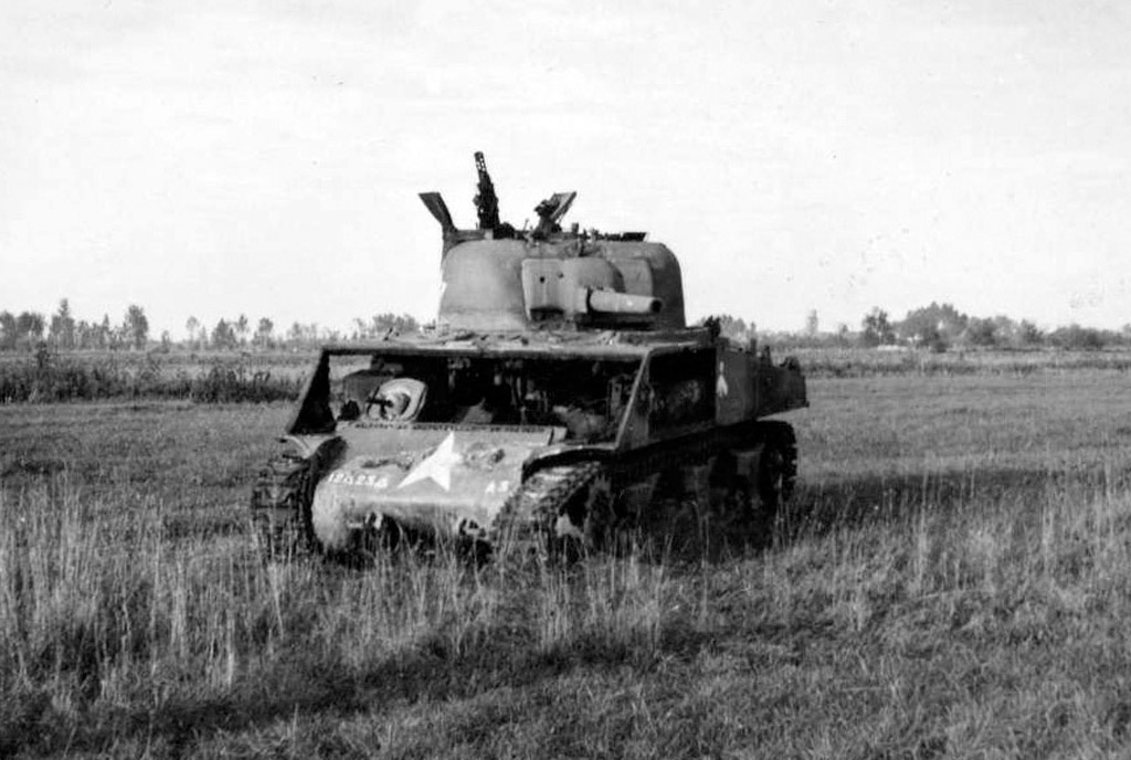 Подбитый Medium Tank M4A3 из состава 12-й бронетанковой дивизии, ставший донором для экранировки своих собратьев.