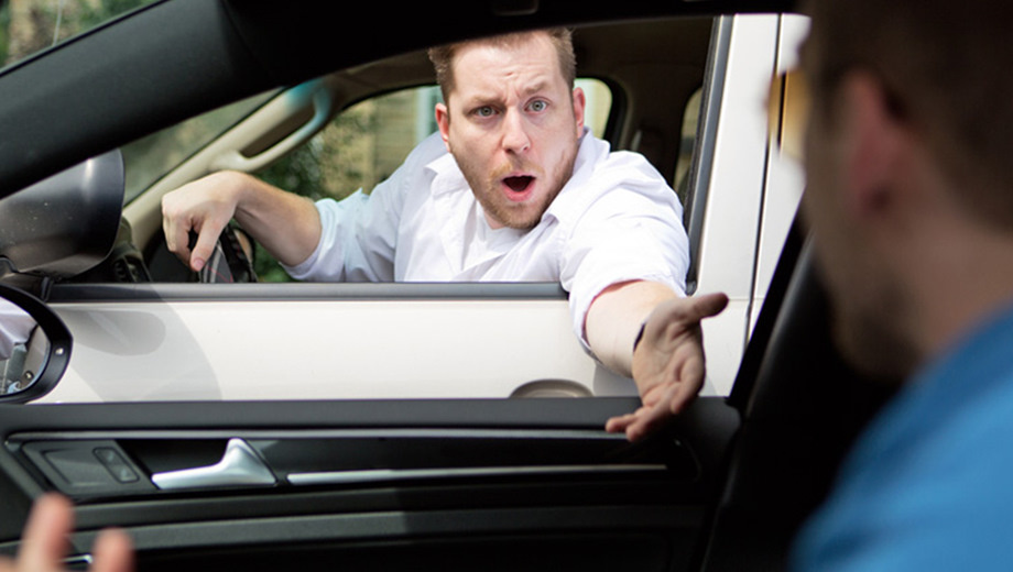 Однако есть те, кто так и остался в звании "водитель-недоучка". Они ездят среди нас, паркуются как в тетрис на максимальной сложности, а их стиль вождения вызывает вопрос: "Как они вообще сдали экзамен? Им права в пакетик с орешками положили?"

