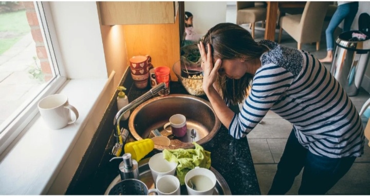 Женщина устала от готовки, уборки и мытья посуды.