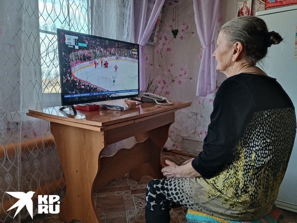    Анна Николаевна обожает смотреть хоккей. Владимир ВОРСОБИН