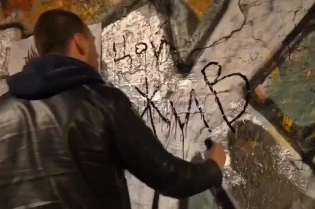    Художник Яковлев готов восстановить памятный портрет Цоя на Арбате в Москве