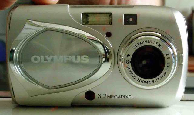 Моя первая цифромыльница, дорогая и стильная по тем временам "мьюшка" в алюминиевом корпусе. Классная малышка, на чью карту памяти весьма редкого и экзотичного формата вмещалось всего 16 снимков)). Камера была куплена не в результате вдумчивого чтения обзоров и сравнения характеристик (а что, так можно было?)), а под влиянием рекламы, ну и просто внешне понравилась.