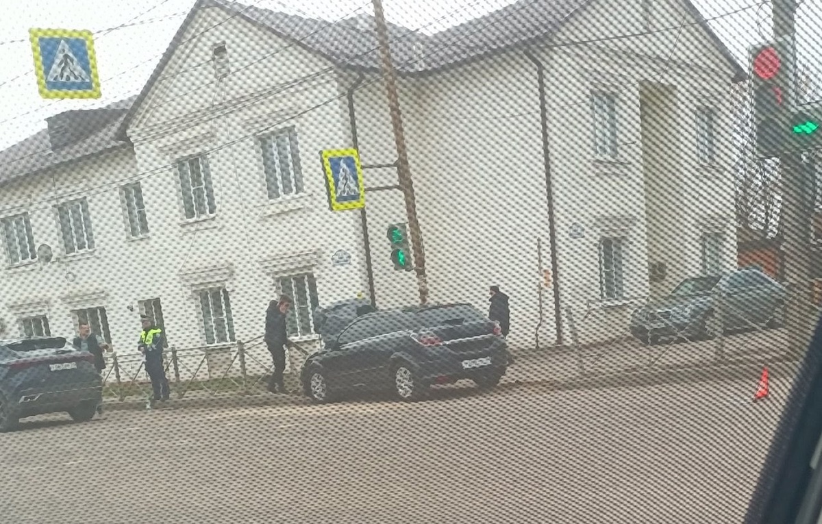     В Курске легковушка врезалась в металлическое ограждение