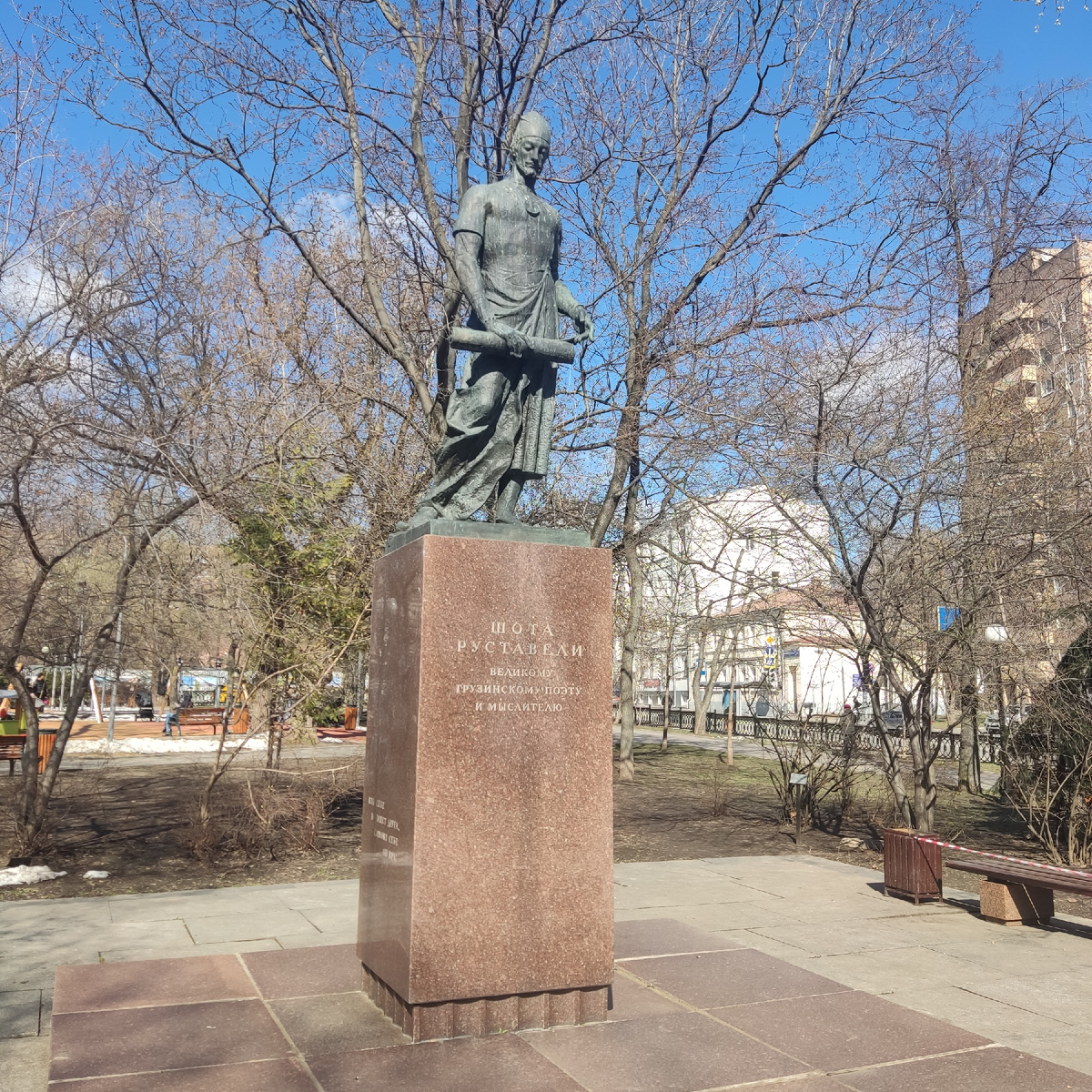 Памятник Шота Руставели