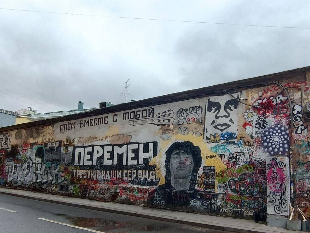    Граффити, посвященное умершему рэперу Паше Технику, пытаются убрать со стены Цоя в центре Москвы© РИА Новости