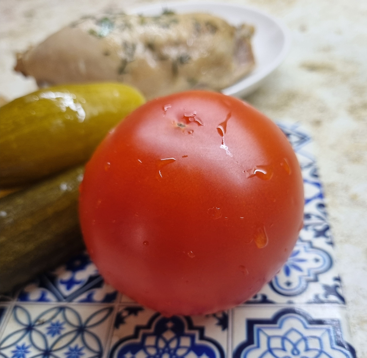 В любом холодильнике найдутся помидорка, солёный огурчик и кусочек мяса 