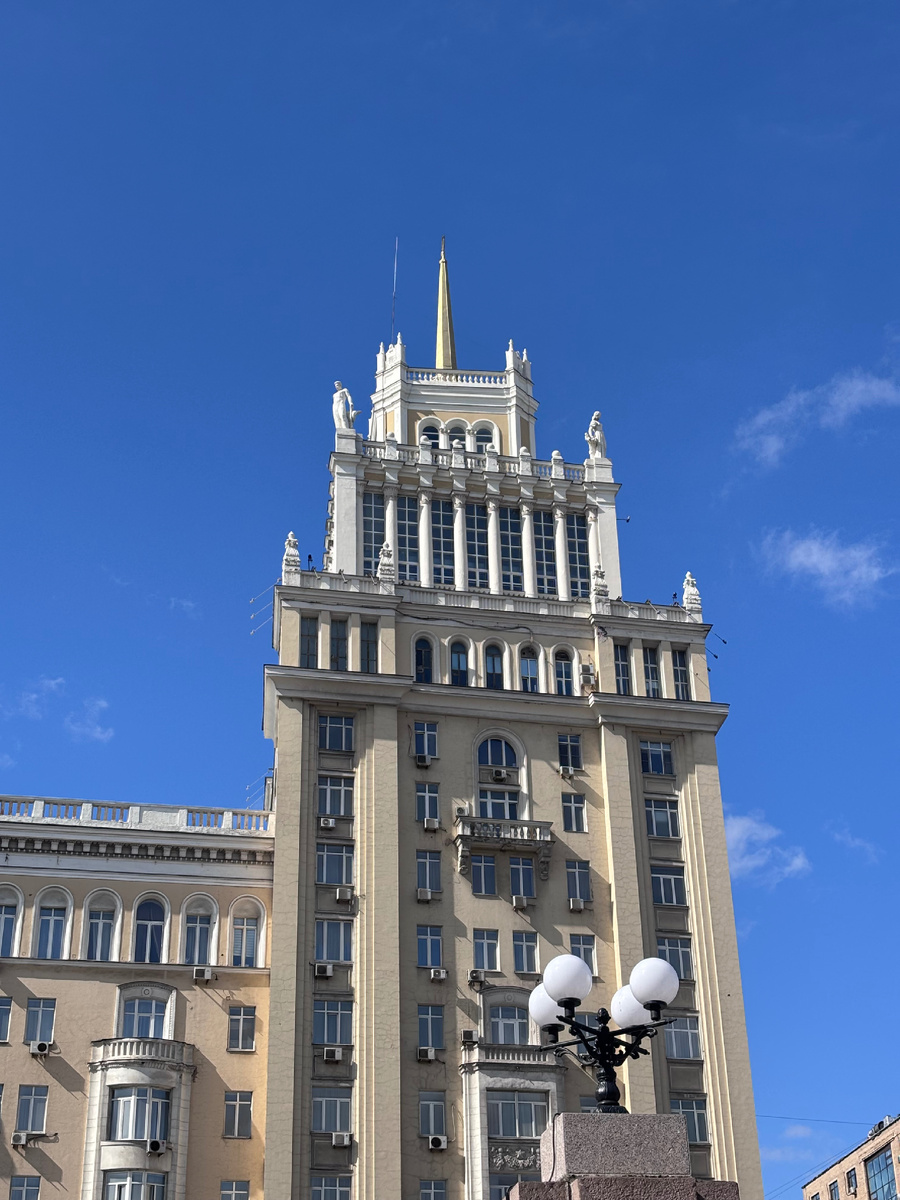 Вылезла из метро. Небо такое синее-синее😍