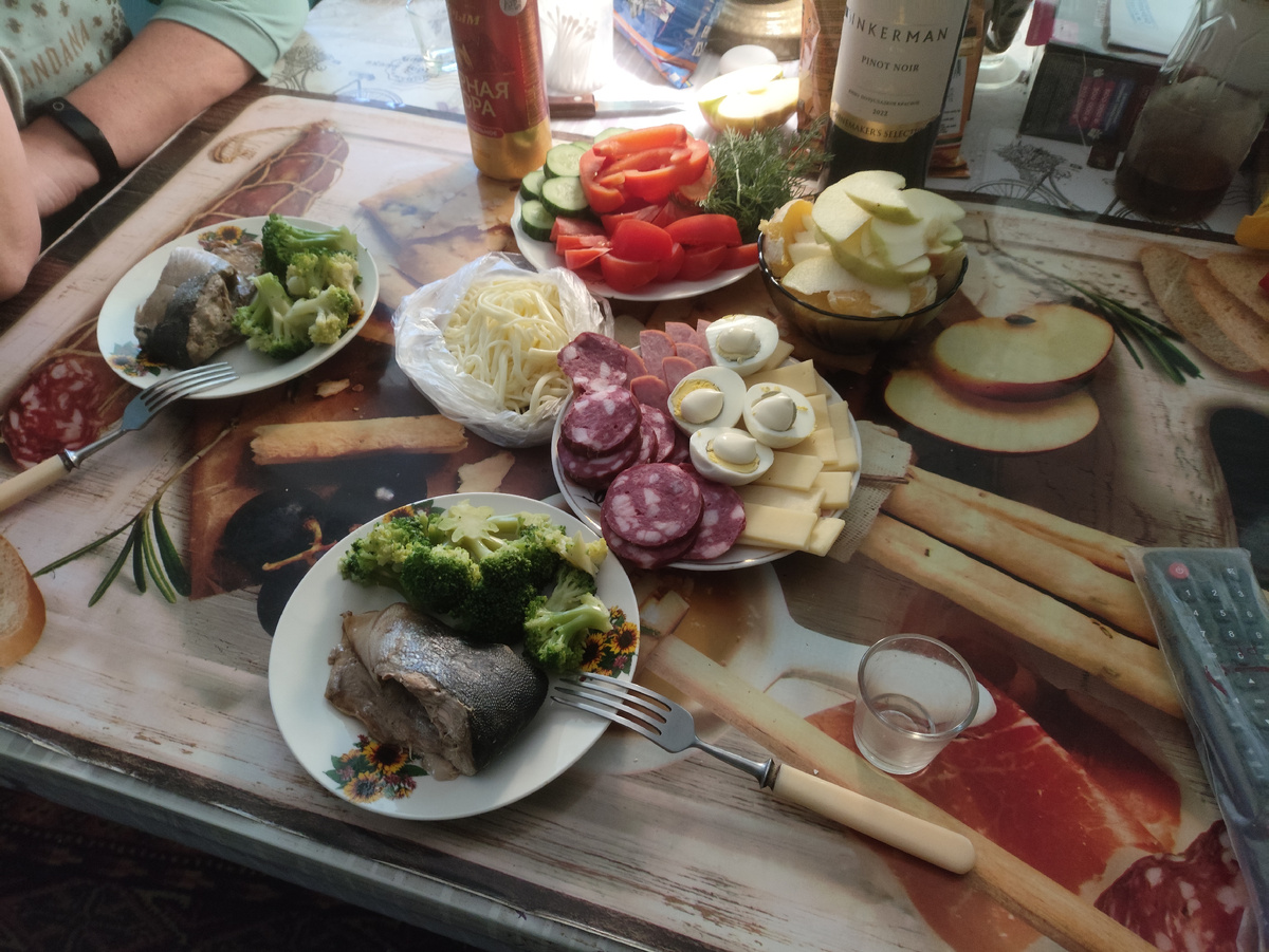 Горбуша с брокколи, много овощей и фруктов, а вот нарезка до сих пор у меня в холодильнике ))