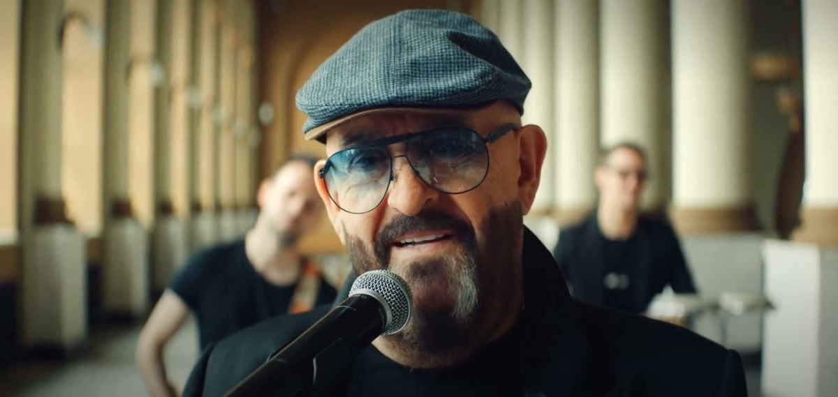 Фото: кадр клипа «Она была совсем девчонкой» (2018)