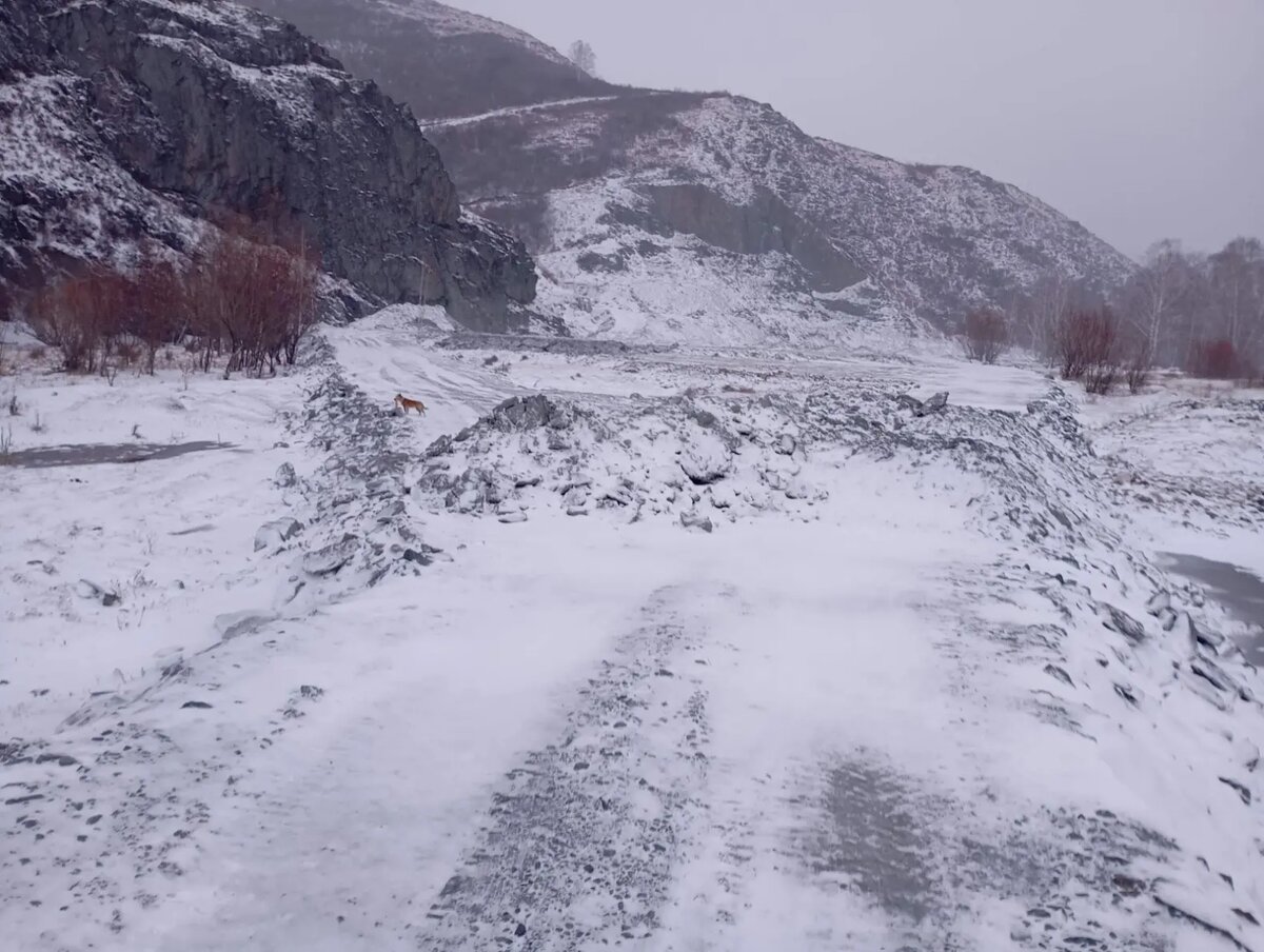  А   под этими горами у них как раз и организована вода для сел: Чарыша и Партизана (это уже фактически одно большое село).