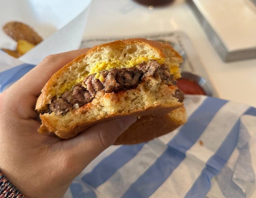 Иногда люблю прямо быстро забежать в кафешку и перекусить