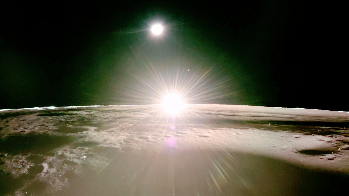 На этом снимке и других снимках, сделанных якобы на Луне во время заката тени падают в сторону Солнца, а не от него, как пытается убедить нас "песчаный воин". Противоположная от солнца, ближняя к камере сторона камней освещена также, как и при положении Солнца сзади камеры.