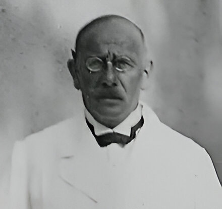 Отчим Магды Рихард Фридлендер погиб к лагере Бухенвальде в 1938 году. В 2016 году сообщалось, что Фридлендер, возможно, был биологическим отцом Магды, как указано в его карте резидентства, найденной в берлинских архивах писателем и историком Оливером Хильмесом.  Однако усыновление Магды могло потребоваться из-за отложенного брака ее родителей, чтобы обновить статус девочки как «внебрачного ребенка». Источник фото: gravestone.