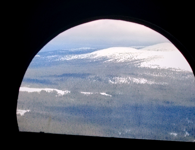 Под крылом самолета / вертолета о чем-то поет зеленое море тайги