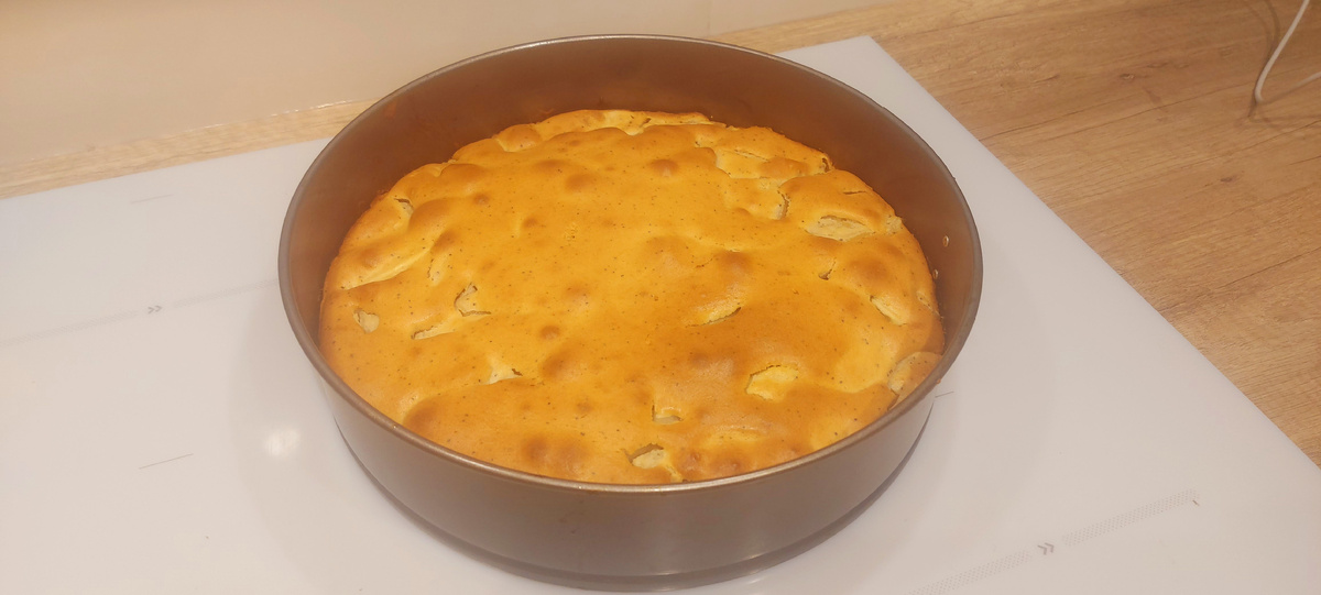 Шарлотка с карамелизованными грушами