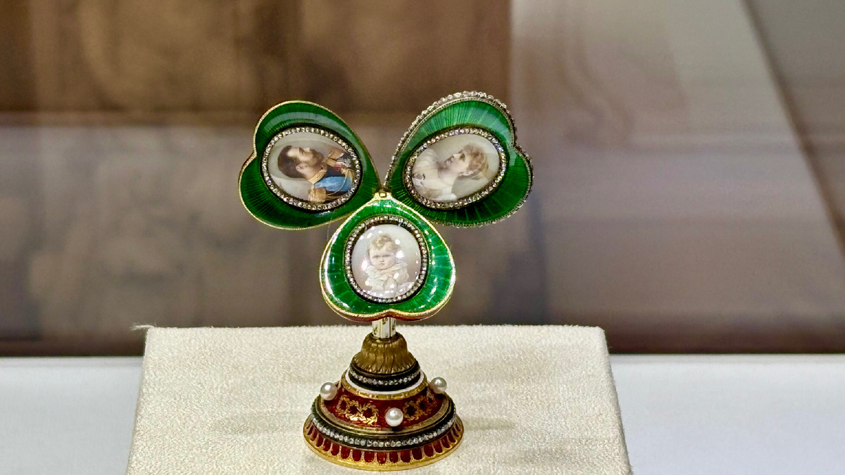 Музей Фаберже в СПб. Рамка в форме сердца с тремя миниатюрами 