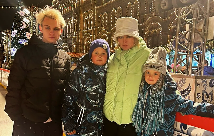 на фото Евгения Осипова с семьей 