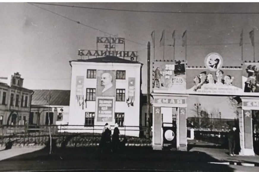 Вывеска на переднем плане ДК, со слов старожилов, - это одноэтажное здание с высокой крышей.