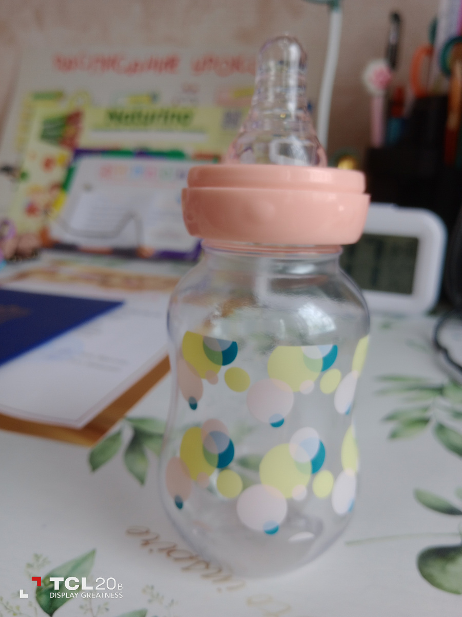 Маленькая Евина бутылочка, которая шла с ней в комплекте, она тоже прикольная, хоть и без надписей, но с рисунками!