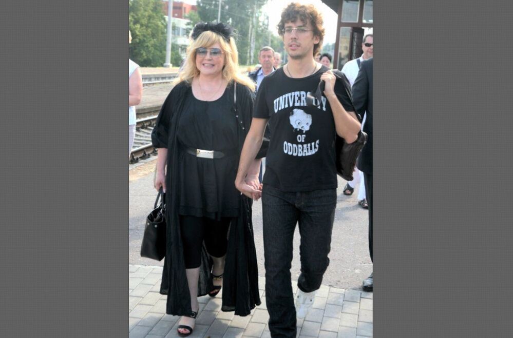 Пугачёва более трёх лет живёт за границей с детьми и мужем-иноагентом