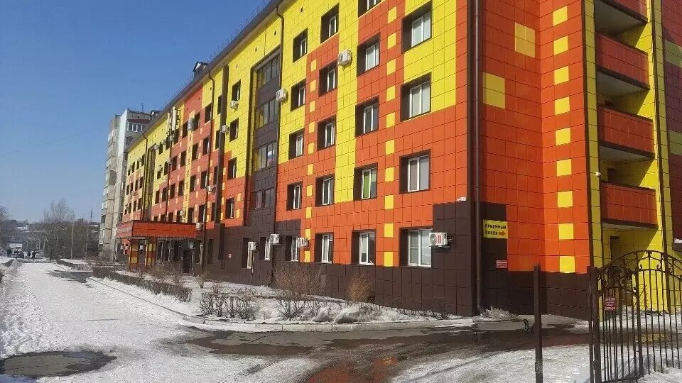 Фасад больницы веселый, а проблемы — не очень. Фото: Сайт детской больницы Бийска