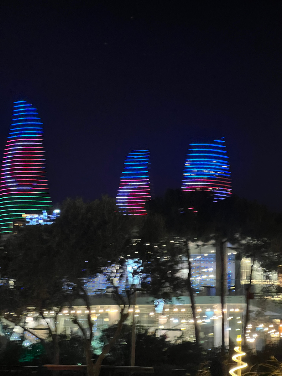 Это Азербайджан город Баку ночью там очень красиво 😻! Кто хочет пойти туда лайк