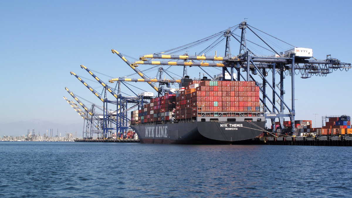 Контейнерные суда с товарами из Китая прибывают в порт Лос-Анджелеса буквально сплошным потоком. Изображение: Downtowngal, CC BY-SA 4.0, commons.wikimedia.org