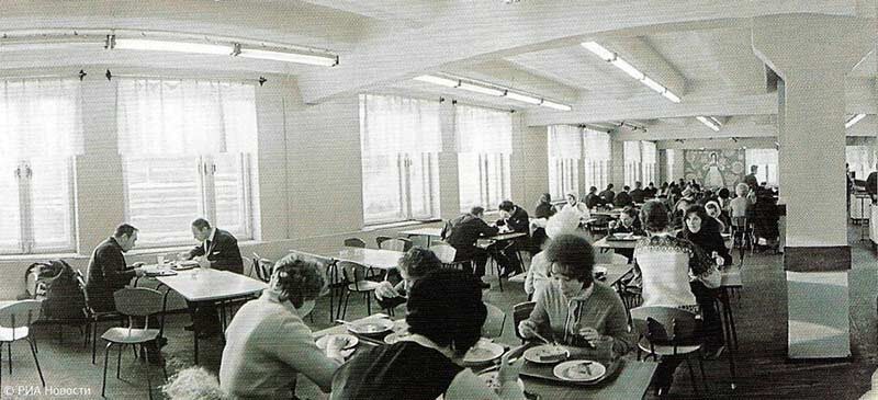Столовая. Источник https://sovietime.ru/sovetskij-servis/obshchepit-v-sssr. РИА Новости.