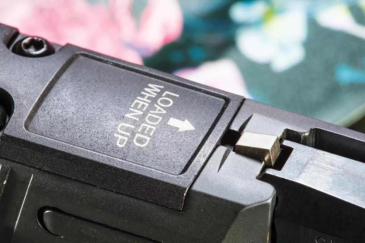 По калифорнийским правилам для P365 нужно разработать индикатор заряженной камеры и маркировку ее функции. Предупреждение выгравировано на оптической крышке лазером. 