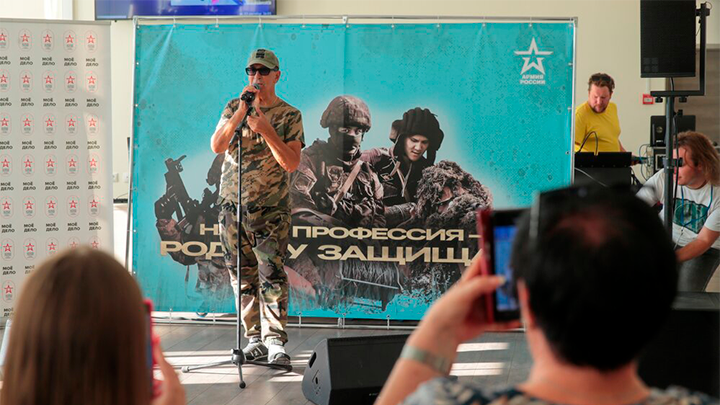 НАРОДНЫЙ АРТИСТ РФ, ПЕВЕЦ АЛЕКСАНДР БУЙНОВ ВЫСТУПАЕТ ПЕРЕД ВОЕННОСЛУЖАЩИМИ. ФОТОГРАФ: ВАСИЛИЙ КУЗЬМИЧЁНОК