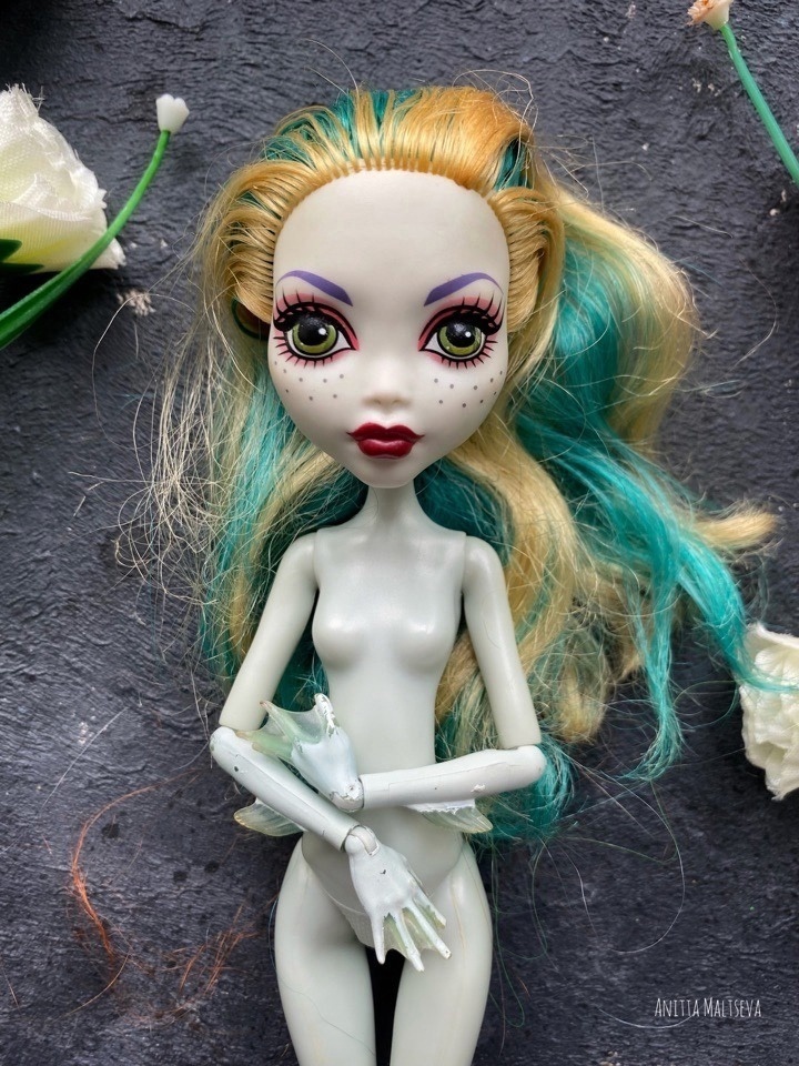 Ее ручки уже "покоцаны"