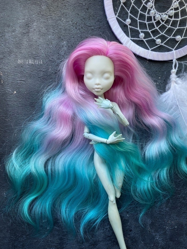 Кукла с перепрошитыми волосами. Листай, чтобы увидеть больше фото!