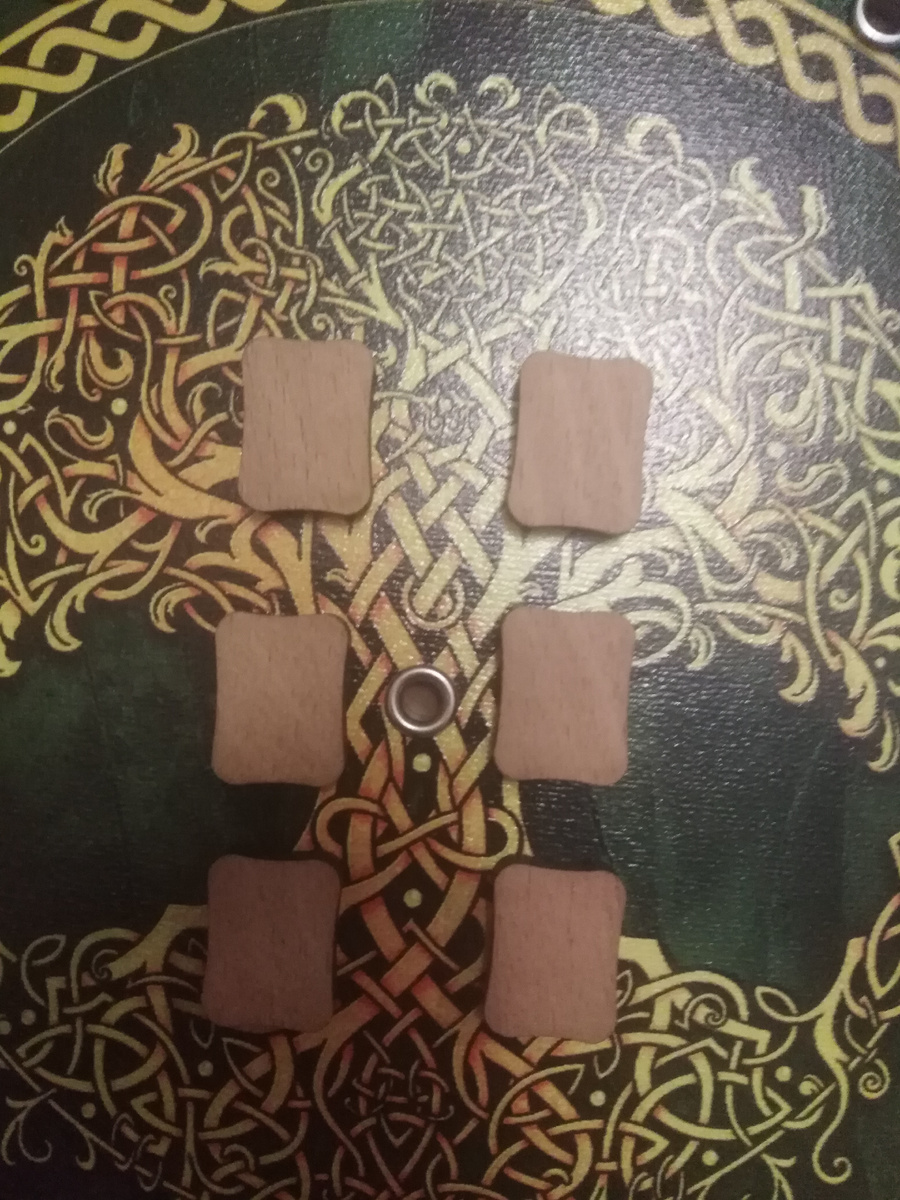 Фото 1. Выберите свой вариант , загадайте один из трех рядов ( расположены горизонтально) ; в каждом ряду по 2 руны. Фото канала Таро Портал. 