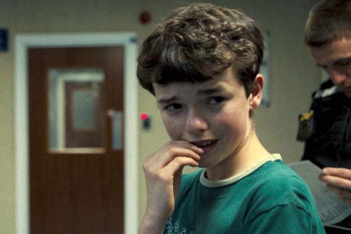 Психопатичен ли мальчик на фото из сериала "Переходный возраст"? Вполне. Высокий ли у него эмоциональный интеллект - нет. Да и вообще лично меня смущает называть рассчётливым убийцей человека, который не отследил наличие камер слежения на парковке. А вас?