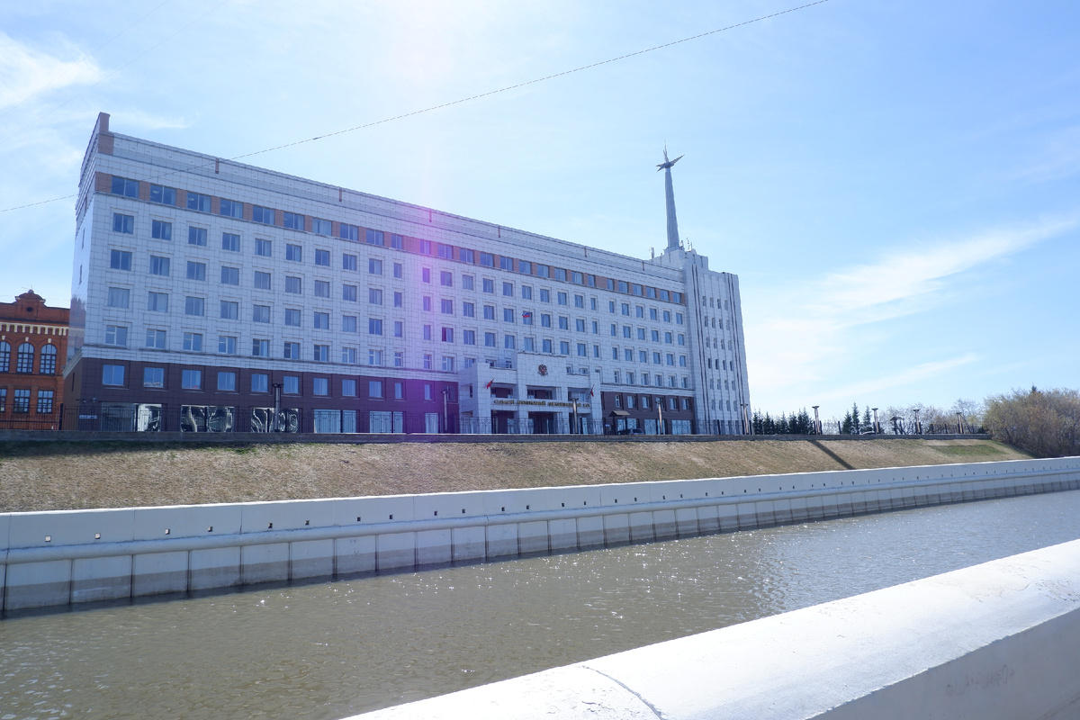 Здание арбитражного суда на берегу Ушайки