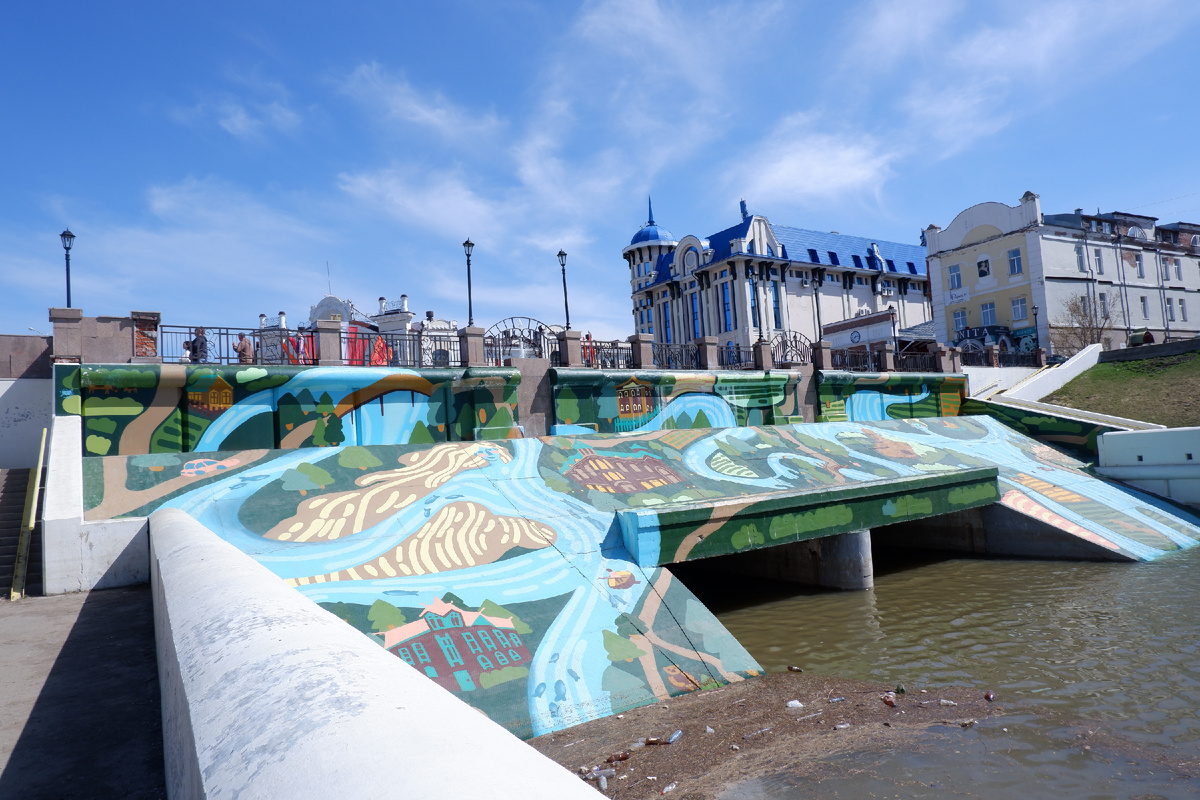 Расписное бетонное обрамление канала