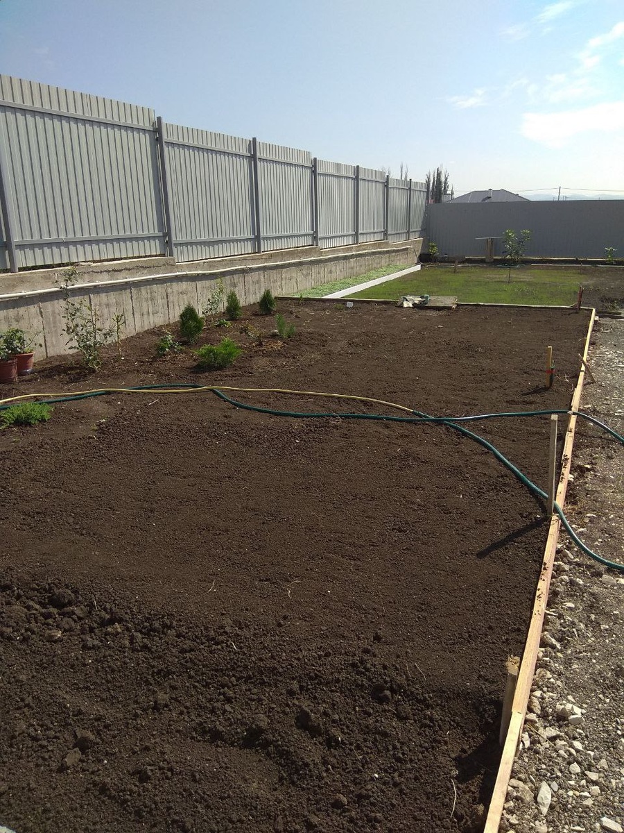 Подготовили еще одну часть под газон.