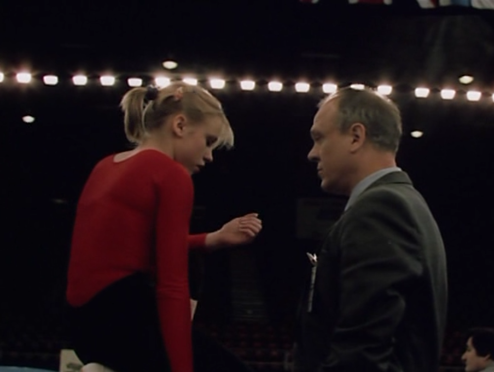 Таня Серебрякова (в исполнении Светланы Засыпкиной) и её тренер (в исполнении Владимира Меньшова)