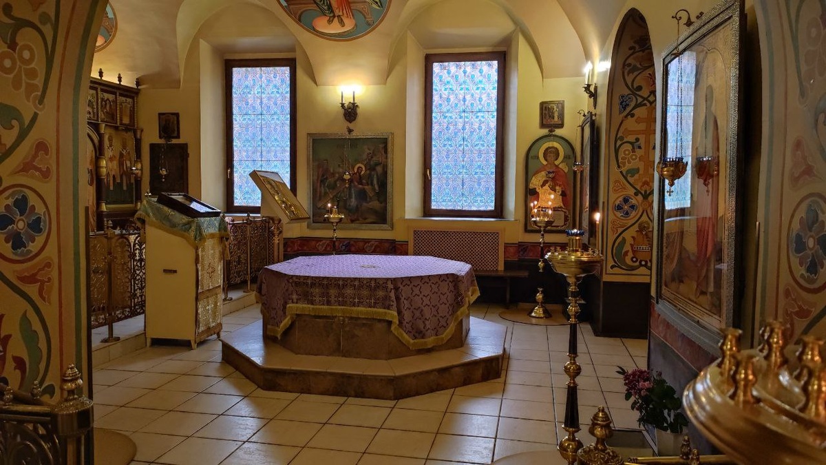Здесь, по преданию, крестили Петра I