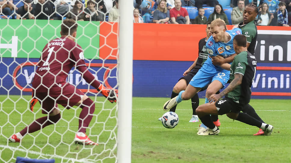 Игрок ФК «Зенит» Лусиано Гонду (справа) .📷Фото: Валентина Певцова / Коммерсантъ