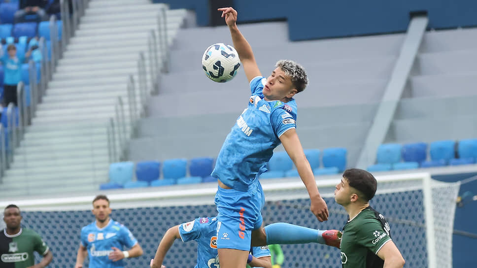 Игрок ФК «Зенит» Андрей Мостовой (в центре) .📷Фото: Валентина Певцова / Коммерсантъ