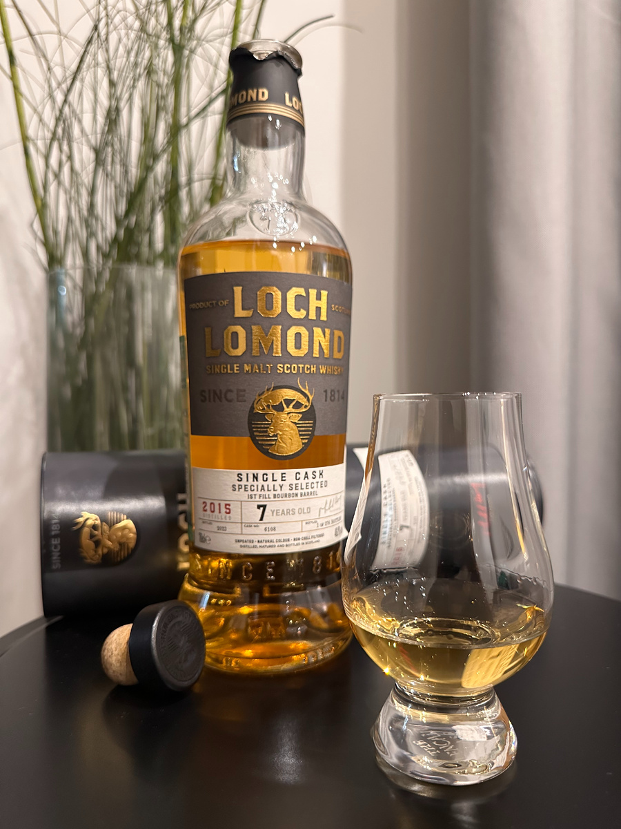 Цвет виски довольно бледноватый.