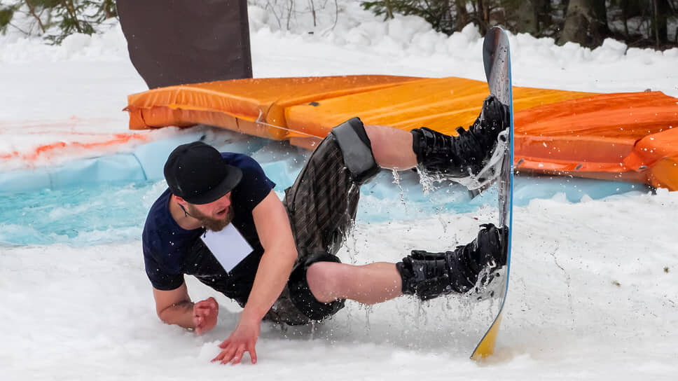 Закрытие зимнего сезона на горнолыжном курорте «Гора Белая» (окрестности Нижнего Тагила). Спуск с горы на лыжах и сноубордах через водный бассейн.📷Фото: Евгения Яблонская / Коммерсантъ