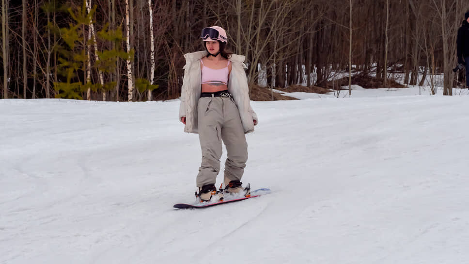 Участница массового спуска с горы на лыжах и сноубордах в бикини и плавках.📷Фото: Евгения Яблонская / Коммерсантъ