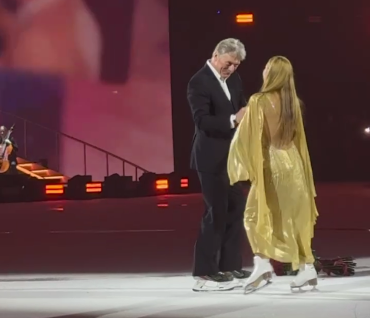 Дмитрий Песков встал на коньки с Навкой. Фото: стоп-кадр видео телеграм-канала Татьяны Навки.