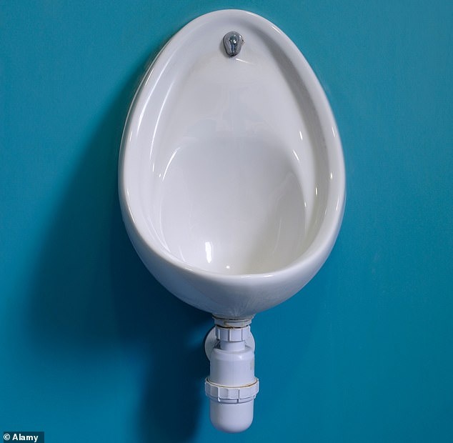Писсуары существуют уже сотни лет, но их конструкция не сильно изменилась, а это значит, что мужчинам приходится регулярно сталкиваться с проблемами разбрызгивания воды.